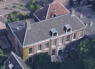 Het voormalig arbeidsbureau aan de Utrechtse Breedstraat. Ik woonde op de begane grond achter de linker boom.