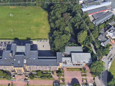 De vijver bevindt zich rechtsboven op de foto. Het lokaal achter de meisjegymzaal is er bijgebouwd nadat een van de houten paviljoens door pyromanie op klaarlichte dag in de hens was gezet. Alhoewel Google-Maps hier veel groen rondom de vijver toont, is dat in de praktijk een stuk minder. Je kunt de vijver nu overal zien.