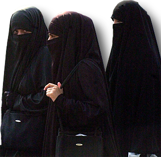 Vrouwen in niqaab. Bekeerde autochtone vrouwen gaan vaak qua kleding tot het uiterste. Het lijkt wel een Baghwan sekte.