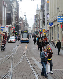 De Leidsestraat in Amsterdam toont aan dat de combinatie tram/topwinkelstraat heel goed mogelijk is.