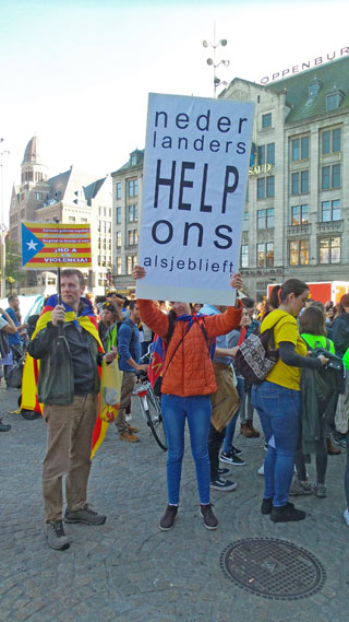 Catalanen demonstreren op de Dam op zaterdag 23 september.