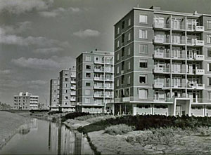 De naoorlogse flats aan de Ranonkelstraat waar we vanuit ons huis aan de Sportlaan/Hhoek Sprietplein pal tegenaan keken. Mijn moeder haatte ze, omdat ze de vooroorlogse situatie nog zo goed heeft gekend.