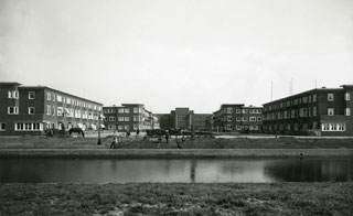 Vanaf het Sprietplein keek je recht naar de Ericalaan en het Eerste Gemeentelijk Lyceum, na de oorlog herbouwd onder de naam Grotius Lyceum.