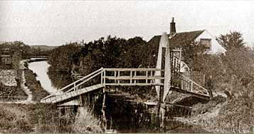 Op de plaats van waar je in 1910 dit bruggetje kon zien, kruist de Laan van Meerdervoort nu de Valkenboskade.