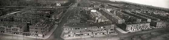 In 1932 maakte de fotograaf C.G. Leeflang een reeks fotos vanuit de toren van de Gereformeerde Kerk aan de Fahrenheitstraat (waar nu de Albert Heijn is), richting de Nachtegaallaan (die je hier dan ook op de achtergrond nog net kunt ziet met de nog jonge - onlangs gesneuvelde  iepen langs het middenpad). Deze fotos uit het gemeentearchief (zoek maar op Perspectieffoto Bomen- en Bloemenbuurt) bleken met wat extra knutselwerk met Photoshop tot n geheel smeedbaar: het hierboven afgebeelde panorama. Helaas had het Gemeentearchief er geen belangstelling voor, omdat de foto gemanipuleerd was.