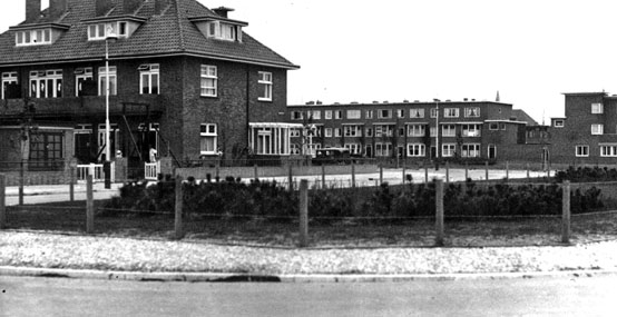 Het Sprietplein in 1931, gezien vanaf de Sijzenlaan. Hier is ook goed te zien hoe dicht de Vogelwijk tegen Bloemenbuurt aanlag, zonder de huidige flatbarrire.