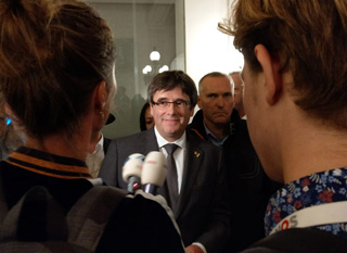 Carles Puigdemont staat na de voorstelling de pers te woord.