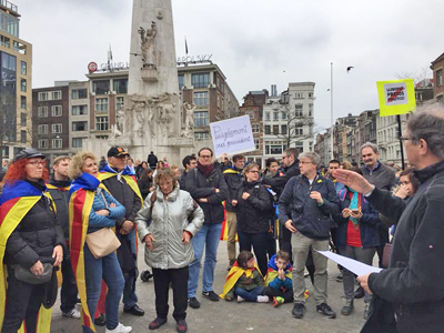 Het is altijd heel erg druk op de dam: toeristen, artiesten en muzikanten. Er was gelukkig plek bij het nationale monument.