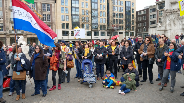 Catalanen luisteren naar de sprekers.