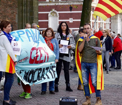 Miquel Marzabal spreekt namens de Nationale Catalaanse Assemblee op het Domplein.