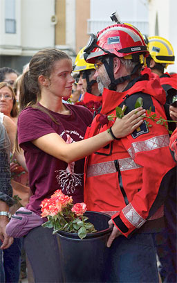 Zo kan het inderdaad ook - zelfs bij de Volkskrant: soms zegt n beeld (een foto van persbureau AFP) meer dan een artikel. Hans Aarsman pakte hiermee uit op de middenpagina op 12 oktober. Brandweerlieden proberen de kiezers te beschermen tijdens het illegale onafhankelijkheidsreferendum op 1 oktober 2017. Toen ik de foto zag dacht ik - niet wars van enige sentimentaliteit - meteen wie aan de Catalanen komt, komt aan mij.