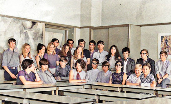 Klas 3c in het seizoen 68/69. Op de foto: Eddy van Woerkens, Lily Alink, Selma Breeuwer, Els Hendriks, Myriam van Beurden, wiskundedocent Gerrit Hupkes, Annelies Bouma, Rob Fruithof, Willem Drees, Hans Beugel, Marina Brouwer, Anton Borman, Lex Zwart, Bart Poppelaars, Irene Kreis, Melchior van Dansik, Liesbeth van Domburg Scipio, Herman Gazendam, Frank van Beek, Ivy Fonteijn, Sjoerd van Geuns en Corien Kiel (met mitella).
