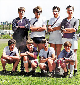 Een zonnige middag op Ockenburg.Op deze foto op de bovenste rij van links naar rechts: Hans Beugel, Rob Fruithof, Willem Drees, Herman Gazendam, Anton Borman, Frank van Beek, Eduard Bekker en Bart Poppelaars.