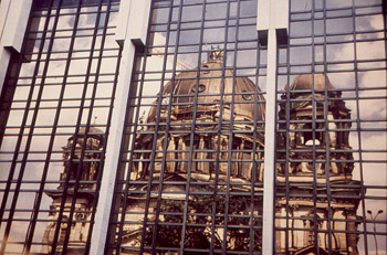 Foto uit 1980 Kenmerkend voor mijn tijd in de DDR: de kerk in de persoon van de Berliner Dom als redelijk alternatief spiegelt zich in het - inmiddels gesloopte - Palast der Republik.