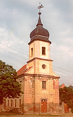 Deels gerestaureerd kerkje in Dornburg aan de Elbe. De restauratie gebeurt voornamelijk door vrijwilligers.