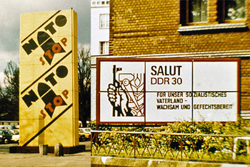 Leuzen in Potsdam (links, april 1980) en Rostock. (rechts, zomer 1979). De De DDR-autoriteiten hanteren het begrip vrede op een tweeslachtige wijze.