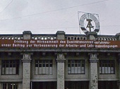Holle kreten sierden menig gammel gebouw.