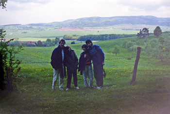 Met correspondentievriendin en een vriendenkoppel in haar woonplaats Bad Salzungen. Mei 1989. Ze wilden niet van mij aannemen, dat ze misschien al binnen een jaar vrij zouden kunnen reizen.