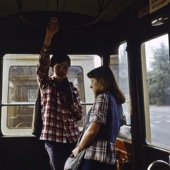 Lekker hobbelende trams onderweg met nog houten banken. Hier Hans Peter, een van de organisatoren, samen met Annegret waar ik toen verkneisterd op was.