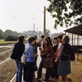 Onderweg van ons onderkomen in een buitenwijk van Rostock naar onze adressen waar we klussen voor bejaarden. In het midden Regine uit West-Berlijn en tweede van rechts Henny uit Groningen. Voor de rest zie ik hier alleen maar Oost-Duitsers. Overigens: de kreet Ossis deed pas na de Wende haar intrede. Daarvoor had je in het DDR-jargon Ostis uit de DDR, Westis uit West-Berlijn en Bundis uit de Bondsrepubliek.