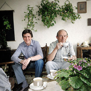 Broer Hans met meneer de Visser. De trambestuurder kwam ook in de jaren �80 nog geregeld langs in het (nieuwe) huis van mijn moeder en Hans aan de Laan van Meerdervoort. En hoe kan het ook anders: schuin tegenover de remise het hoofdwerkplaats van de HTM.