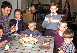 1958 - Hans viert zijn verjaardag met v.l.n.r. stukje nicht Christien, Hans, nicht Marjan, Erik Mulder, Frank van Kuijen, Peter Hoos en Eduard. Op de achtergrond v.l.n.r. Tante Nel Mulder, onze oude vertrouwde radio en Tante Dicky Hoos.