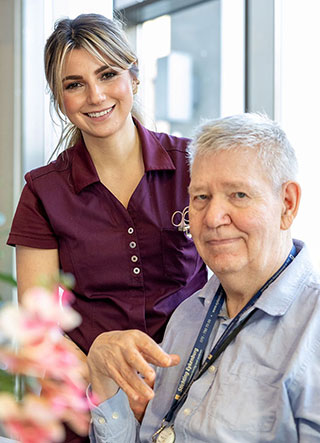 Een van de laatste foto�s van Hans. Op de afdeling met Yaprak, zijn lievelings&shy;verpleegster.