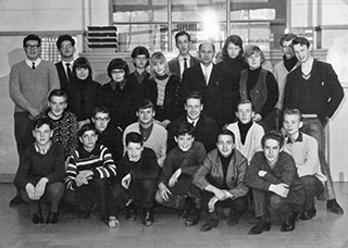 Hans (linksonder) op de LEAO aan de Sneeuwbalstraat (inmiddels gesloopt). Drie keer raden welk meisje speciale belangstelling van de jongens genoot.