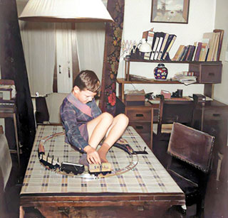 Op de eetkamertafel met de blikken wagentjes. Een verworvenheid waar we lang plezier van hebben gehad.