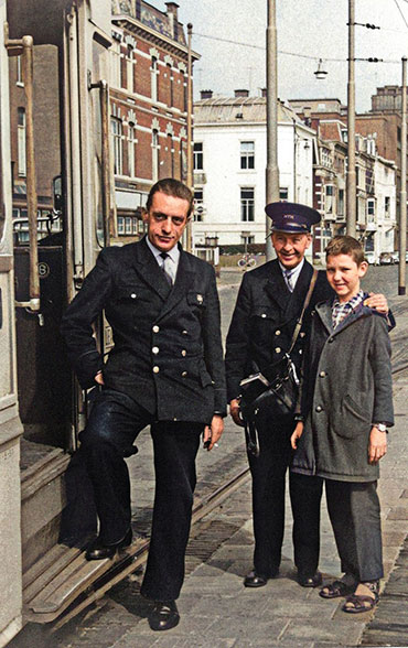 Mijn broer was bevriend met het trampersoneel van de HTM. Hier staat hij op Station Den Haag Staatsspoor met een bestuurder en een conducteur. De bestuurder ken ik niet, de conducteur is vermoedelijk de heer Richel. Die woonde aan de Noordpolderkade in de Molenwijk. Dat was toen nog de �Koperen Knopenbuurt�.