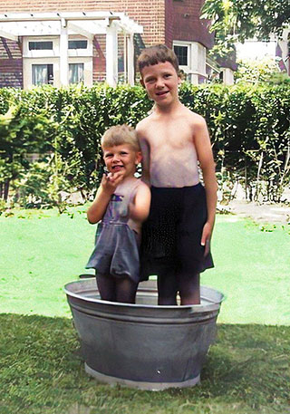 Gelukkig in de teil met warm weer. Met grote broer in de achtertuin van het huis aan de Sportlaan.