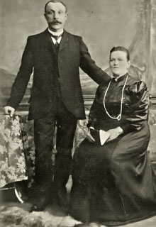 De ouders van mijn opa: Carel Lodewijk August Molier (die hier als twee druppels water op mijn opa lijkt) en Louise Hrdy op hun 25-jarig huwelijksfeest.