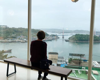 Vanuit een caf in Yeosu geniet zoonlief van het uitzicht.