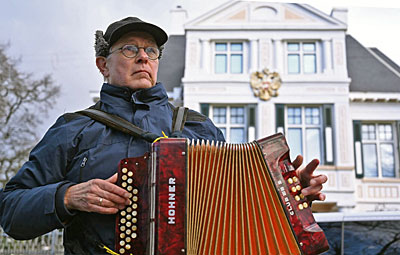 Spelend voor de Russische ambassade op 25 februari 2023