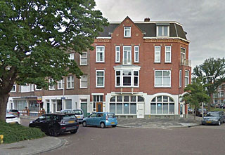 In dit pand bevond zich hotel-restaurant St.Regis of Regina. Later werd het een kraakpand. Een projectontwikkelaar wilde het slopen en liet het pand grondig onbewoonbaar vernielen, waardoor alle oorspronkelijk elementen, zoals de glas-in-lood ramen onherstelbaar werden beschadigd.