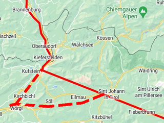 Doordat de trein een omweg moet maken wegens werkzaamheden, moet de lok in Wrgl naar de andere kant van de trein. Dat gaat niet zonder problemen.