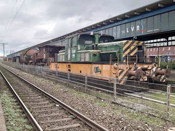 Bij ons perron in Oberhausen staat een fabriekstrein uit de glorietijd van de ertsindustrie weg te roesten.