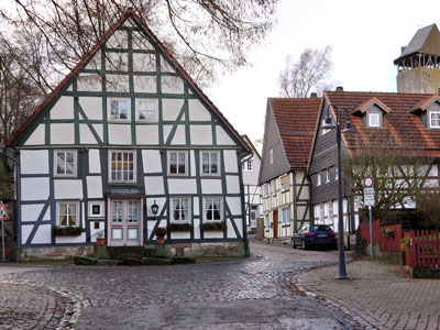 Korbach kent meerdere straatjes met fachwerkhuisjes. We kwamen helaas tijd te kort om de toren rechts te beklimmen.