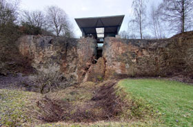 De voormalige leisteengroeve is de vindplaats van vele skeletten van zogeheten zoogdierachtige reptielen. Er  is een klein museum in een toren (niet op de foto). Zorg wel dat je een euro voor gleuf bij de deur bij je hebt, want het museum is onbemand.