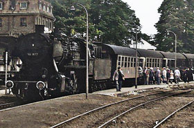 Foto in de vertrekhal van Station Bad Arolsen. In 1963 vertrok je daar nog onder stoom. Minder comfortabel, wel romantischer.