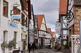 Waldeck is maar een klein stadje. Maar toch ook met een toeristeninfopunt met een aardige, behulpzame jongedame. Dit is de hoofdstraat.