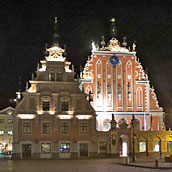 Het Zwarthoofdenhuis kan s avonds natuurlijk niet onbelicht blijven. Letterlijk niet.