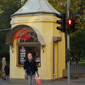 Koffie krijgen is nooit een probleem. Ook de kiosken, die je hier veel aantreft, leveren het.