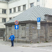 Achter het hoofdstation begint de Russische wijk: hier ook veel houten huizen, die er niet best aan toe zijn.