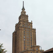 Een Russisch bouwsel, dat zijn gelijken ook vindt in Moskou en Warschau. Stalins verjaardagstaart is in 1958 gebouwd. Het herbergt nu de Academie voor Wetenschappen.