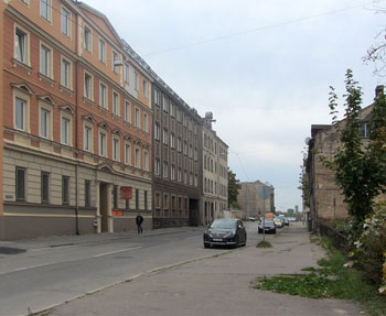 Dit hier had ook Leipzig 1980 kunnen zijn, maar is het niet: dit is de Puskin-straat in Riga anno 2015. Overigens hebben de gevels al een verfje gehad, dus er is al enige verbetering.