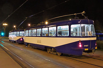 De oertatra-trams die je nog veel ziet in het oostblok. Aan de 11. Novembra Krastmala - het punt in de binnenstad waar we altijd in- en uitstapten naar en van ons hotel. De achterste tram heeft de trolley neergelaten en fungeert slechts als aanhangwagen.