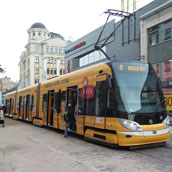 Dit zijn de nieuwste trams. Die hebben dus een moderne schaarbeugel in plaats van een trolley.