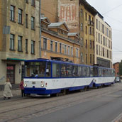 In een typische oostblok-straat staat hier een gekoppeld Tatra-stel van een nieuwere serie.