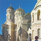 Niet alleen na de Tweede Wereldoorlog was er sprake van Russische overheersing. Dat was in de 19de eeuw ook al het geval, getuige deze fraaie Russische basiliek uit de 19de eeuw.